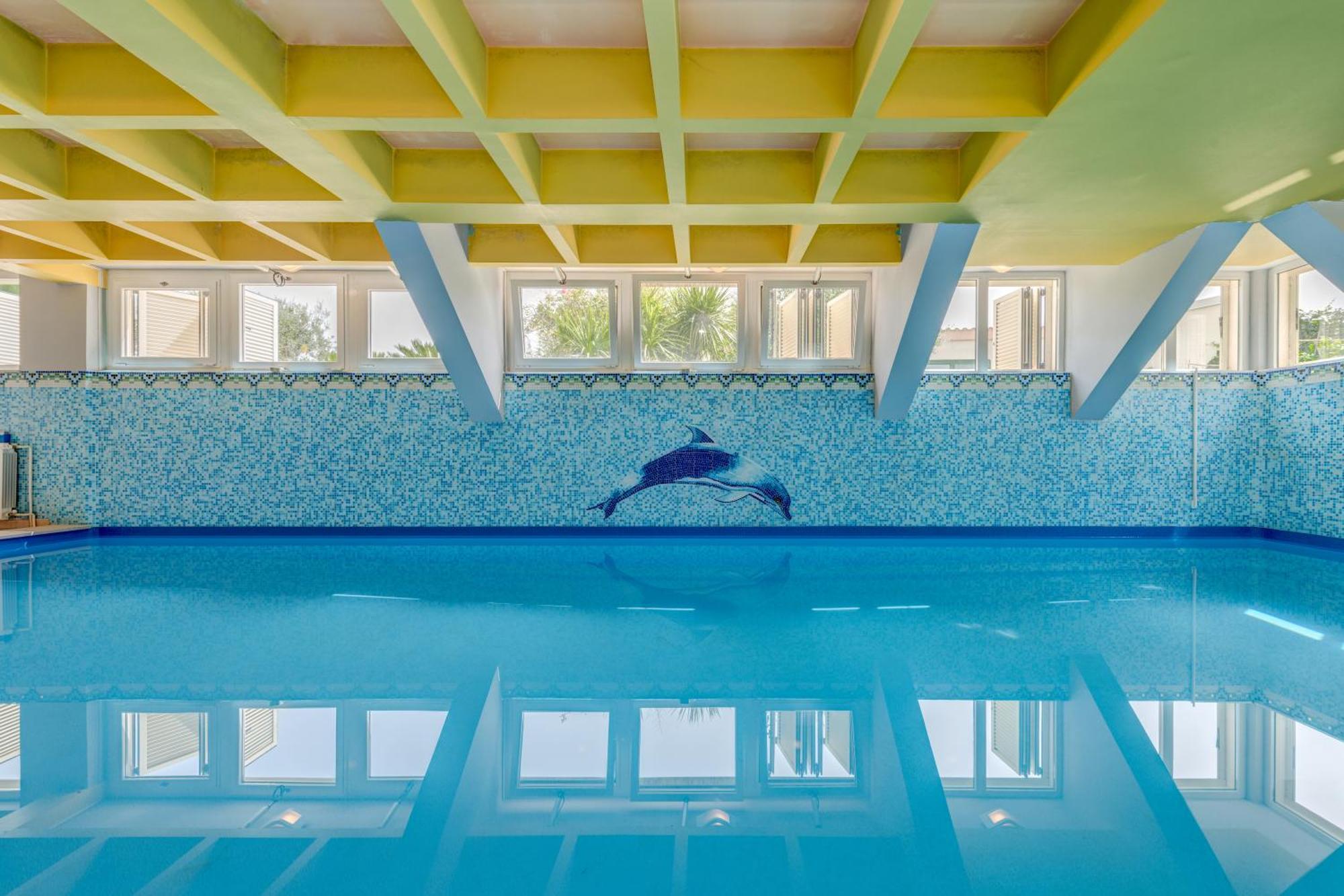 Blue Dolphin Apartment - Private Indoor Pool, Jacuzzi, Garden Split Luaran gambar
