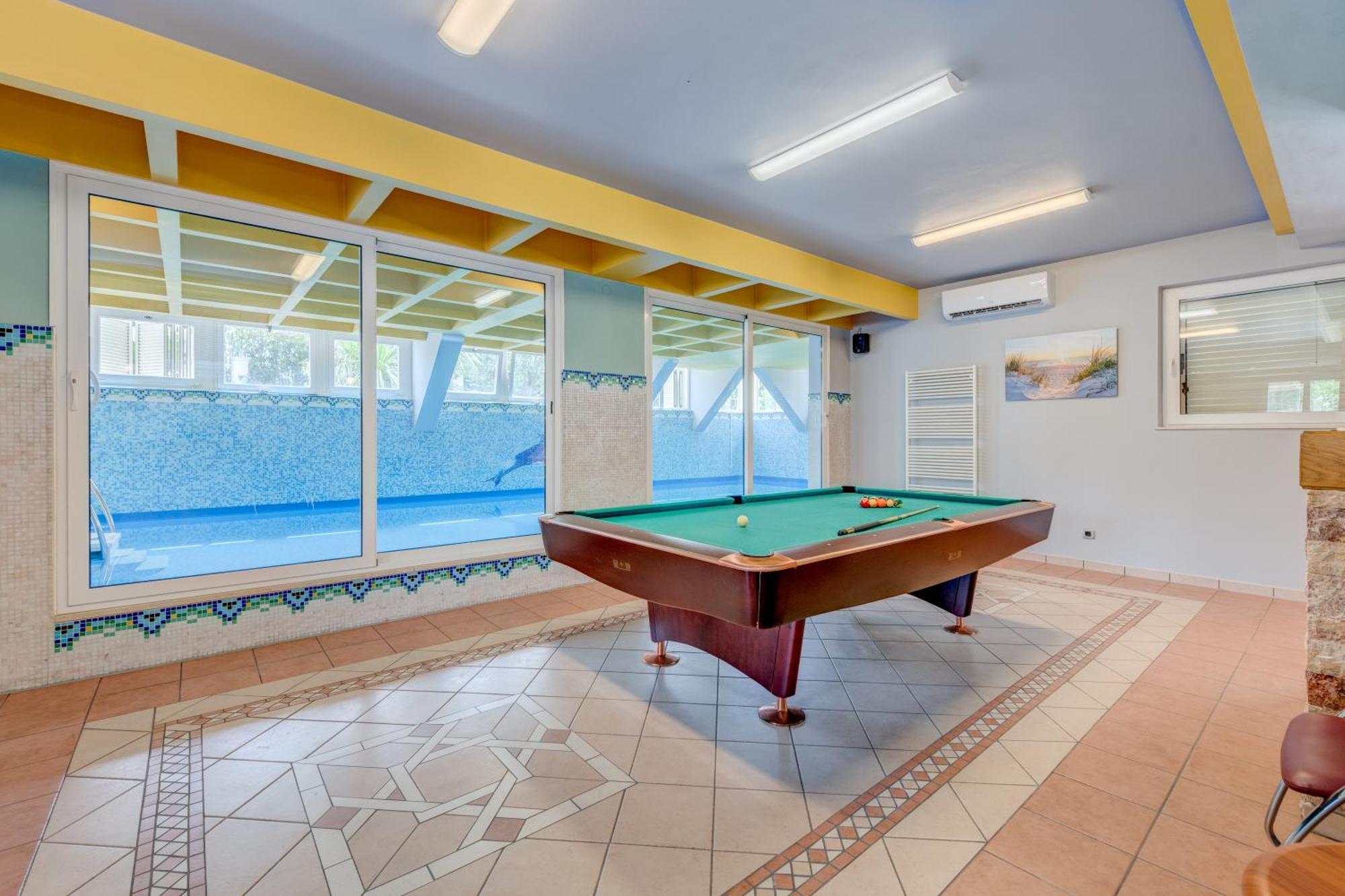 Blue Dolphin Apartment - Private Indoor Pool, Jacuzzi, Garden Split Luaran gambar