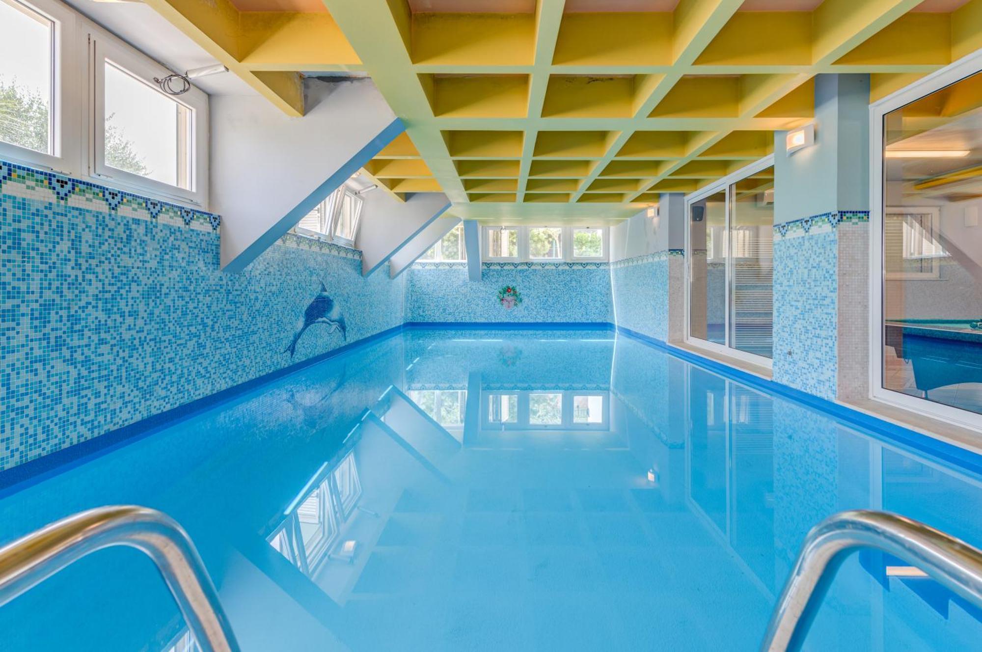 Blue Dolphin Apartment - Private Indoor Pool, Jacuzzi, Garden Split Luaran gambar