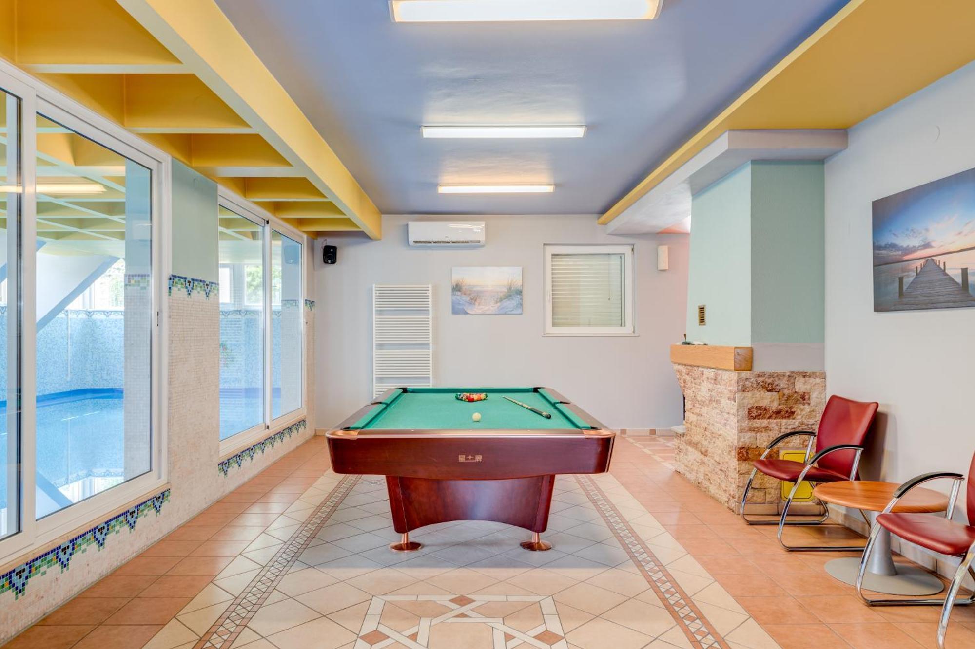 Blue Dolphin Apartment - Private Indoor Pool, Jacuzzi, Garden Split Luaran gambar