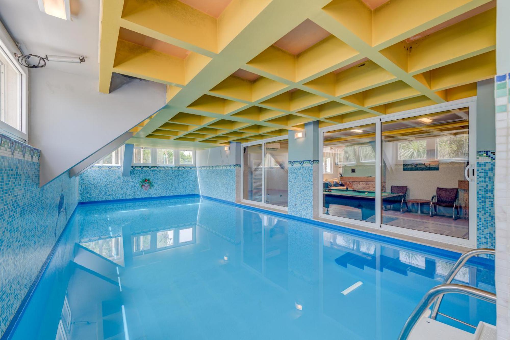 Blue Dolphin Apartment - Private Indoor Pool, Jacuzzi, Garden Split Luaran gambar