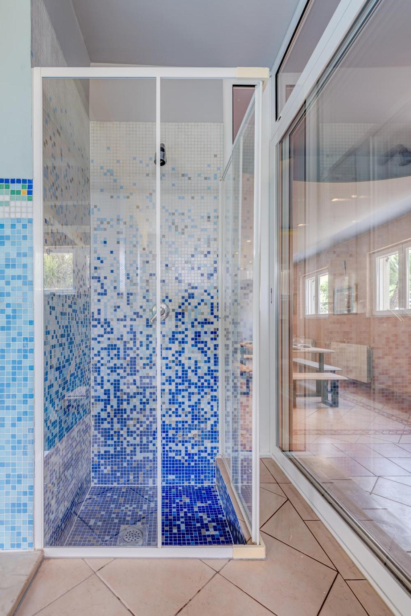 Blue Dolphin Apartment - Private Indoor Pool, Jacuzzi, Garden Split Luaran gambar