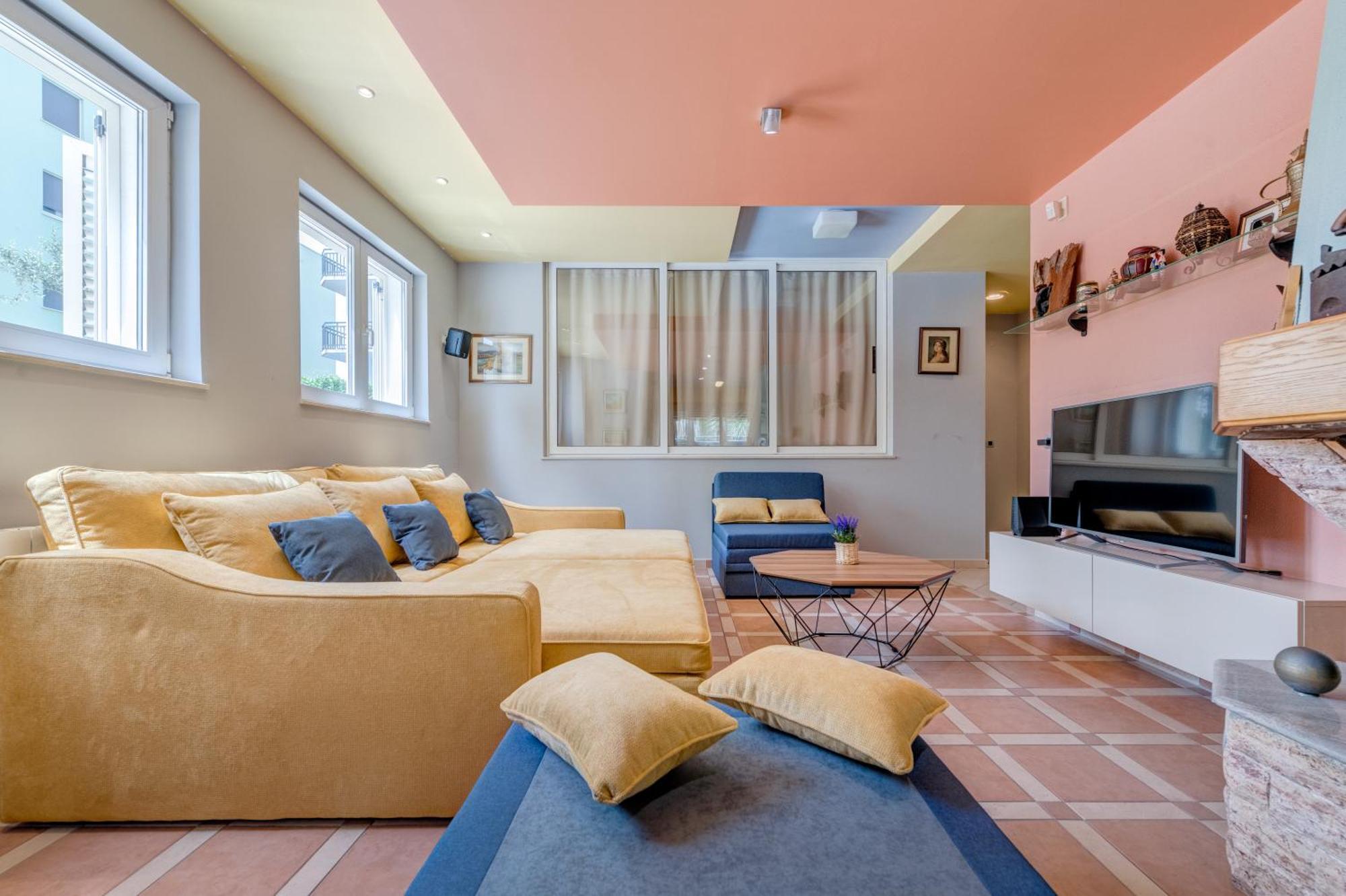 Blue Dolphin Apartment - Private Indoor Pool, Jacuzzi, Garden Split Luaran gambar