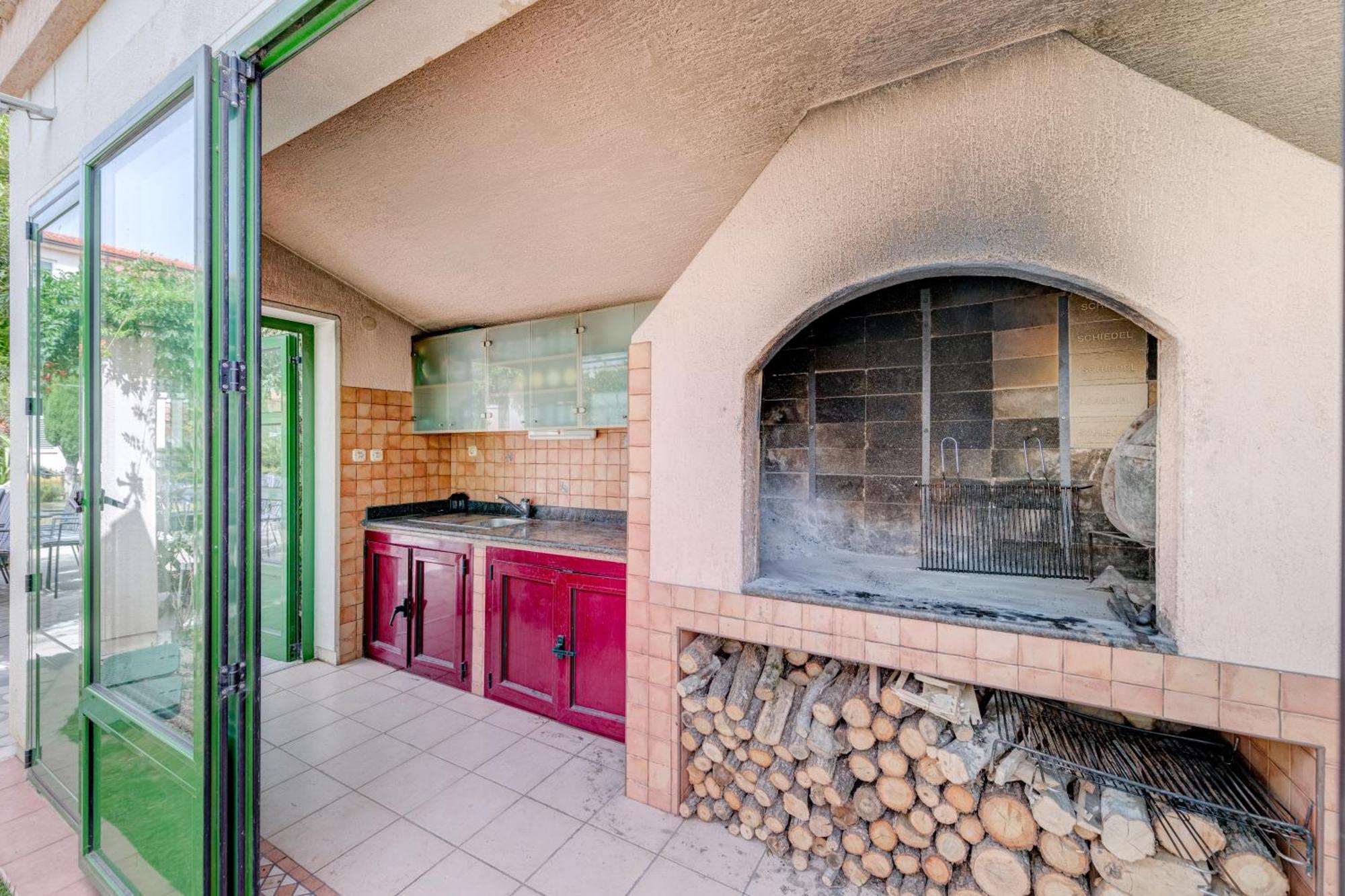 Blue Dolphin Apartment - Private Indoor Pool, Jacuzzi, Garden Split Luaran gambar
