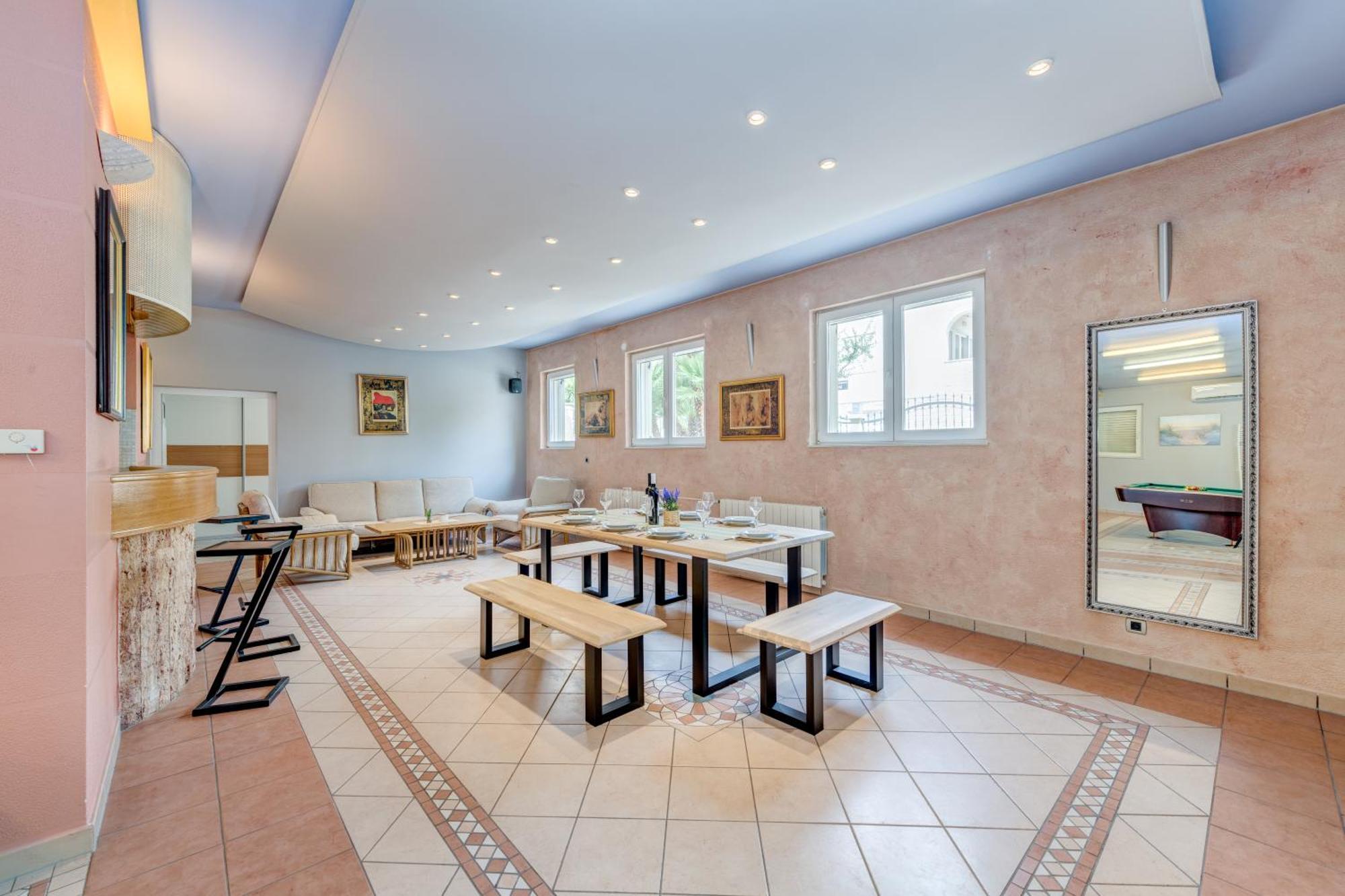 Blue Dolphin Apartment - Private Indoor Pool, Jacuzzi, Garden Split Luaran gambar