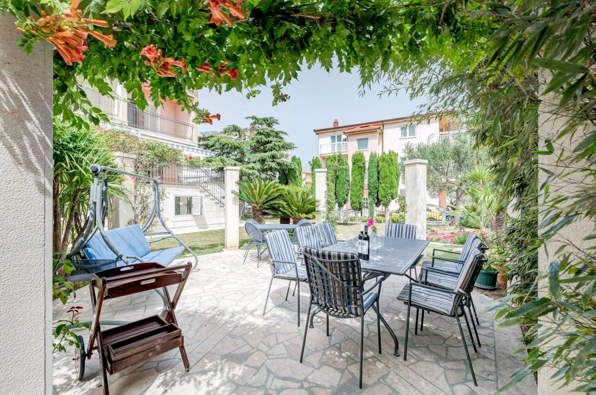 Blue Dolphin Apartment - Private Indoor Pool, Jacuzzi, Garden Split Luaran gambar