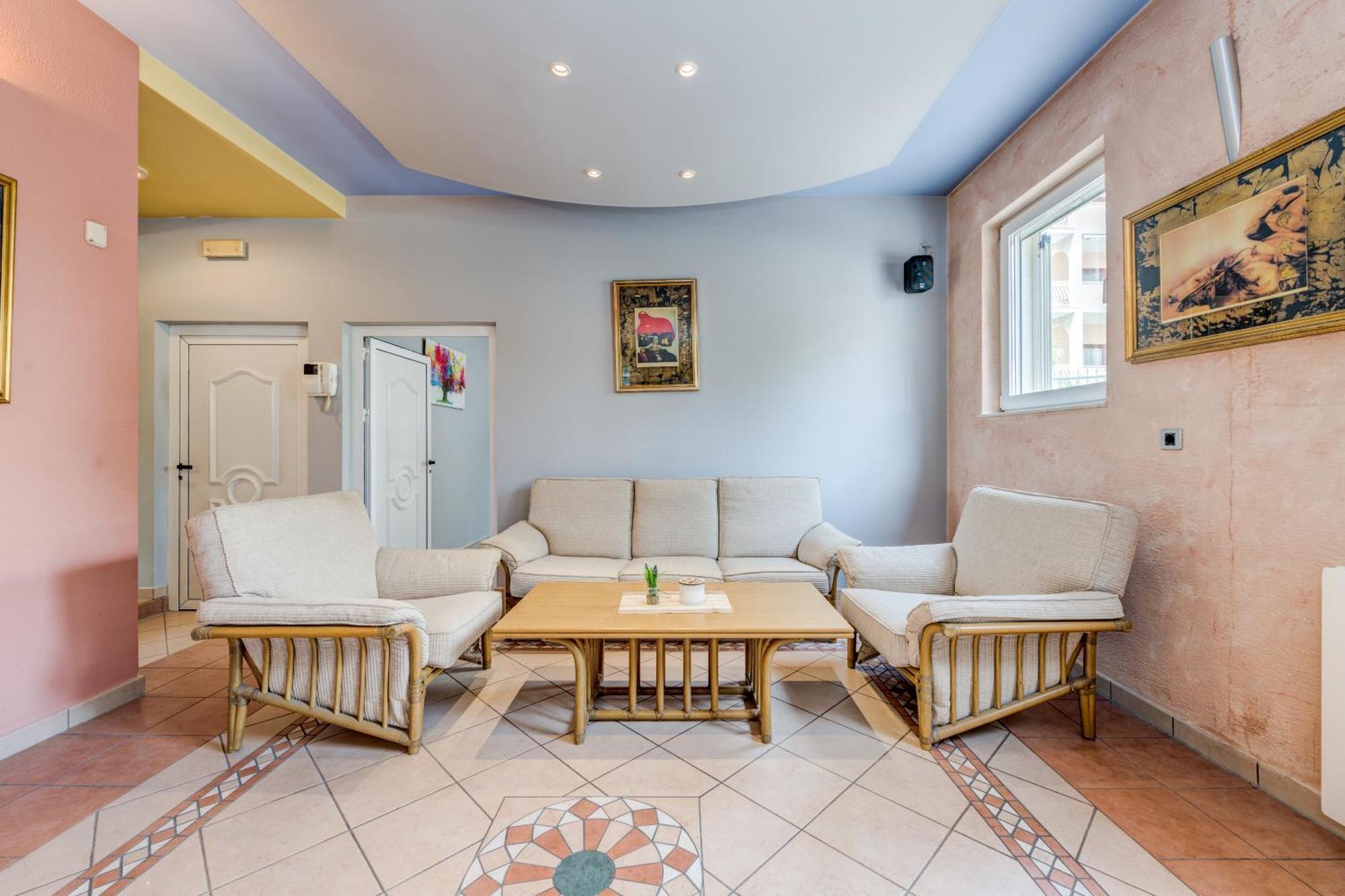 Blue Dolphin Apartment - Private Indoor Pool, Jacuzzi, Garden Split Luaran gambar