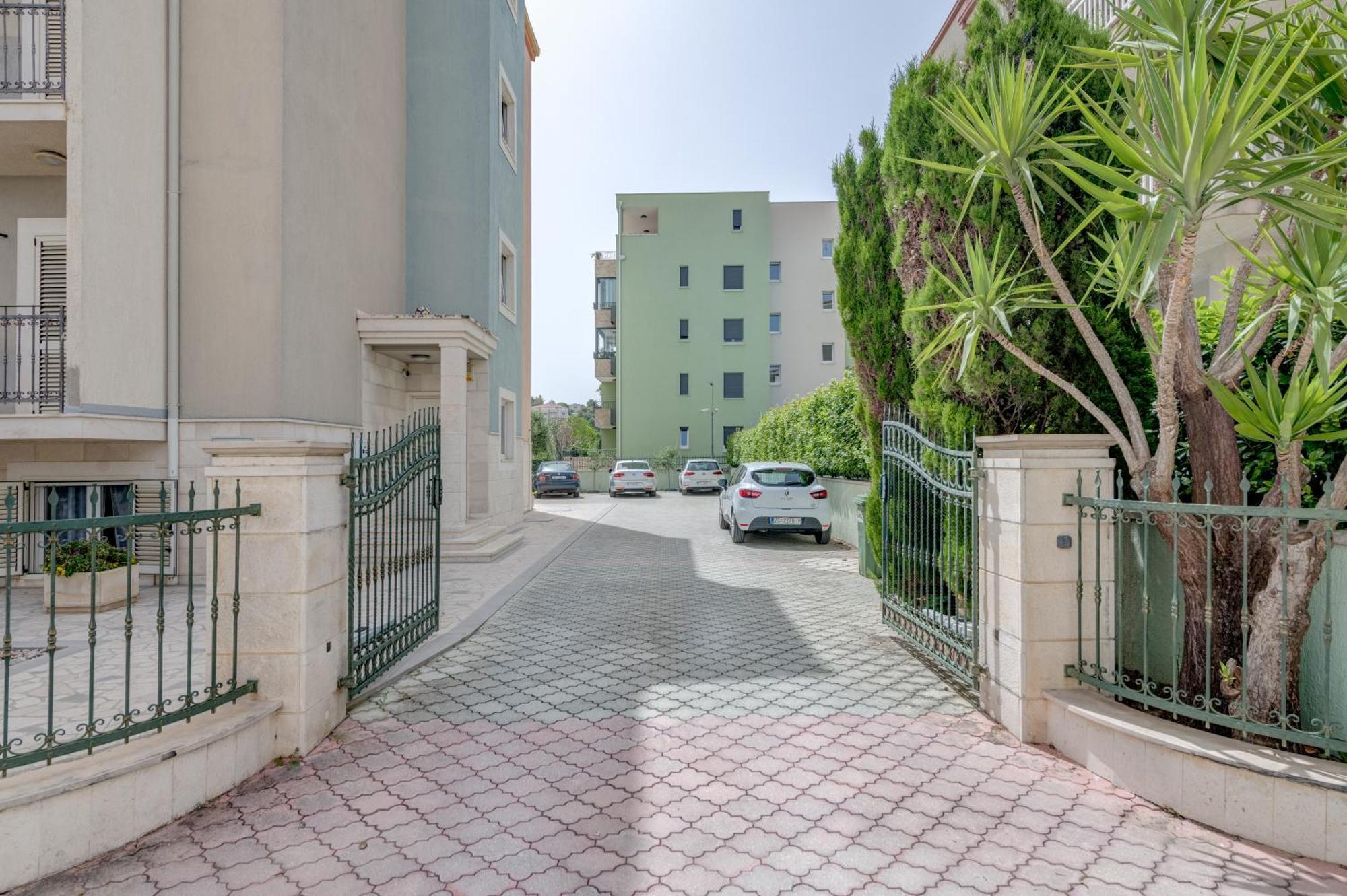 Blue Dolphin Apartment - Private Indoor Pool, Jacuzzi, Garden Split Luaran gambar