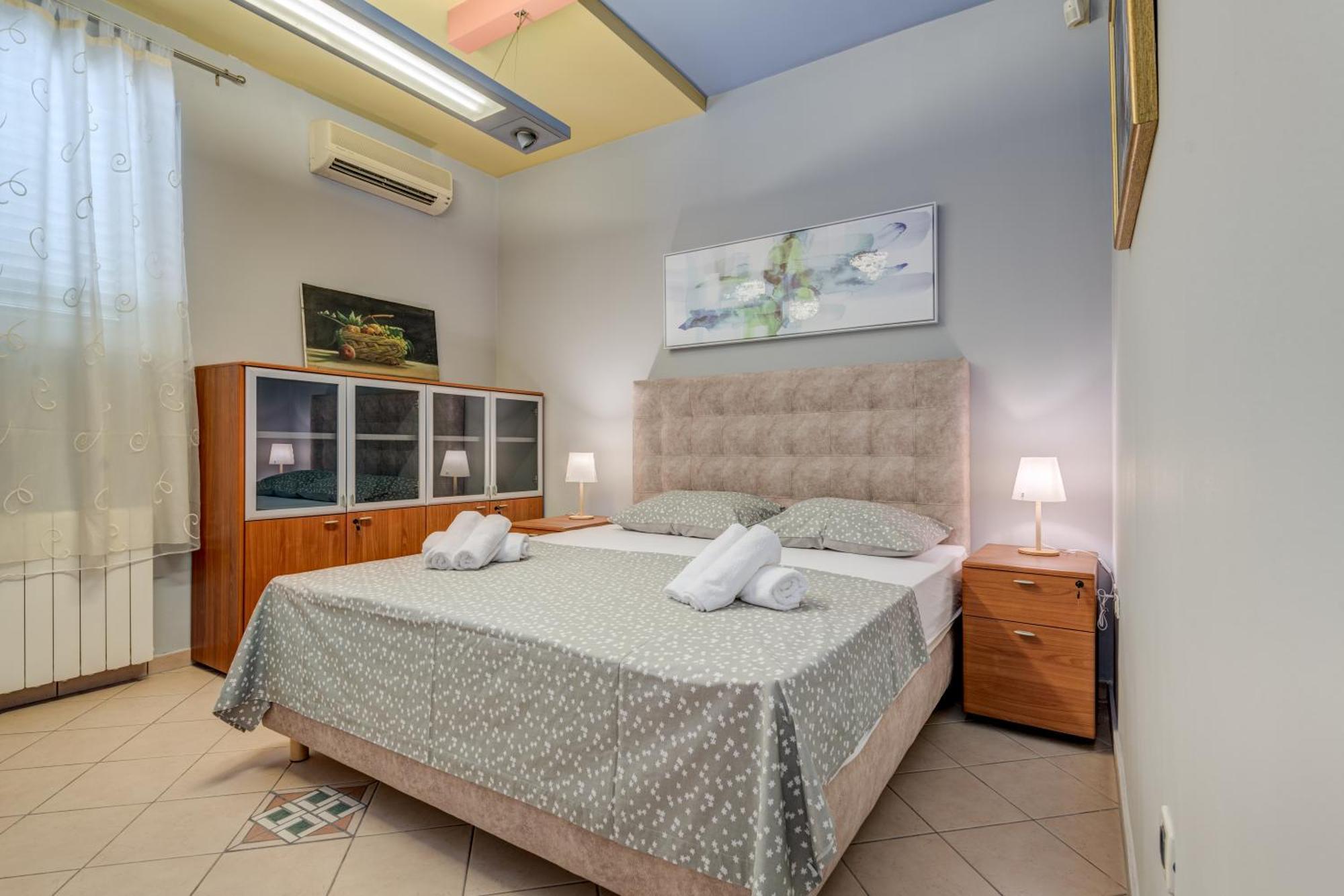 Blue Dolphin Apartment - Private Indoor Pool, Jacuzzi, Garden Split Luaran gambar