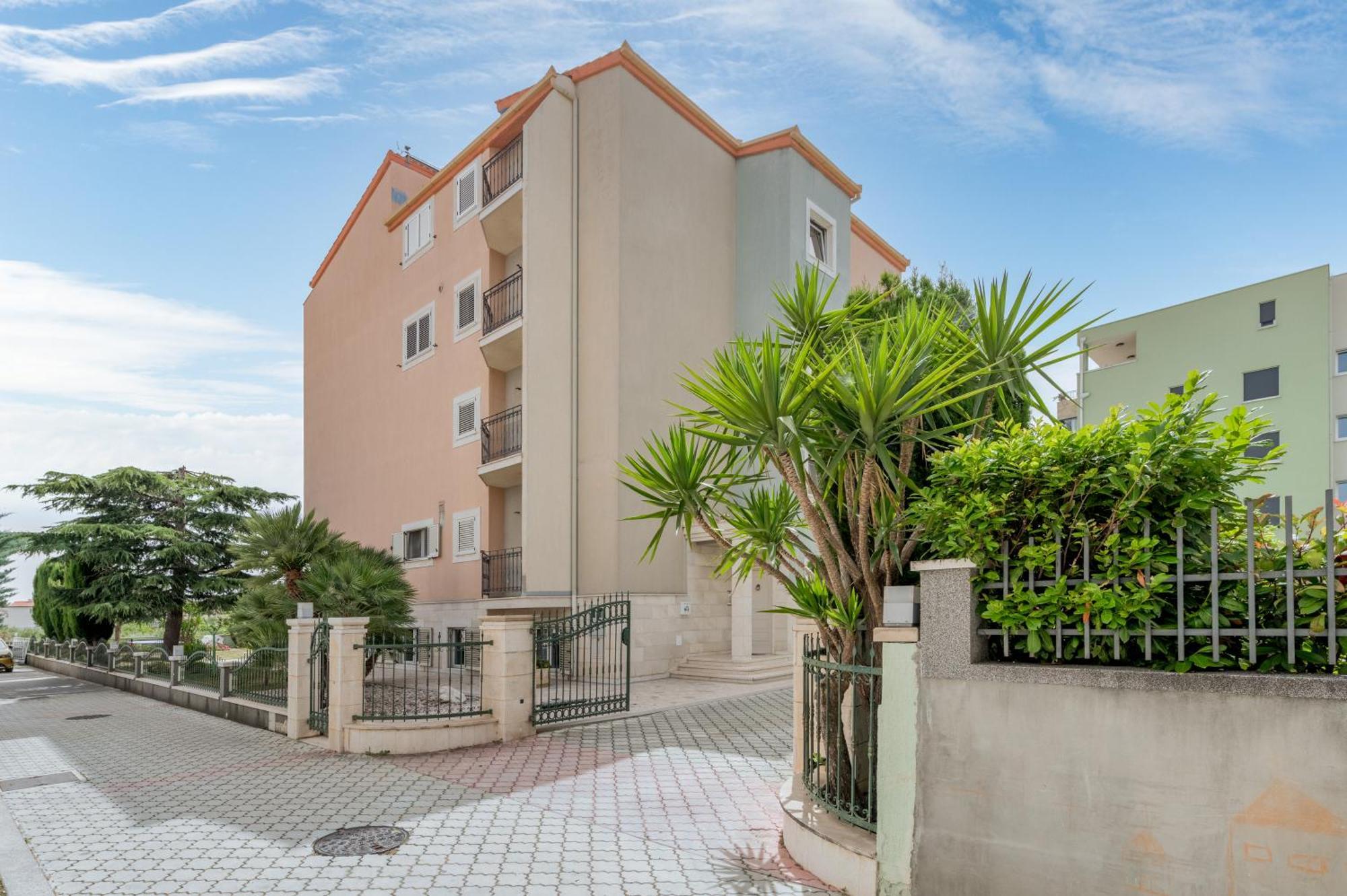 Blue Dolphin Apartment - Private Indoor Pool, Jacuzzi, Garden Split Luaran gambar