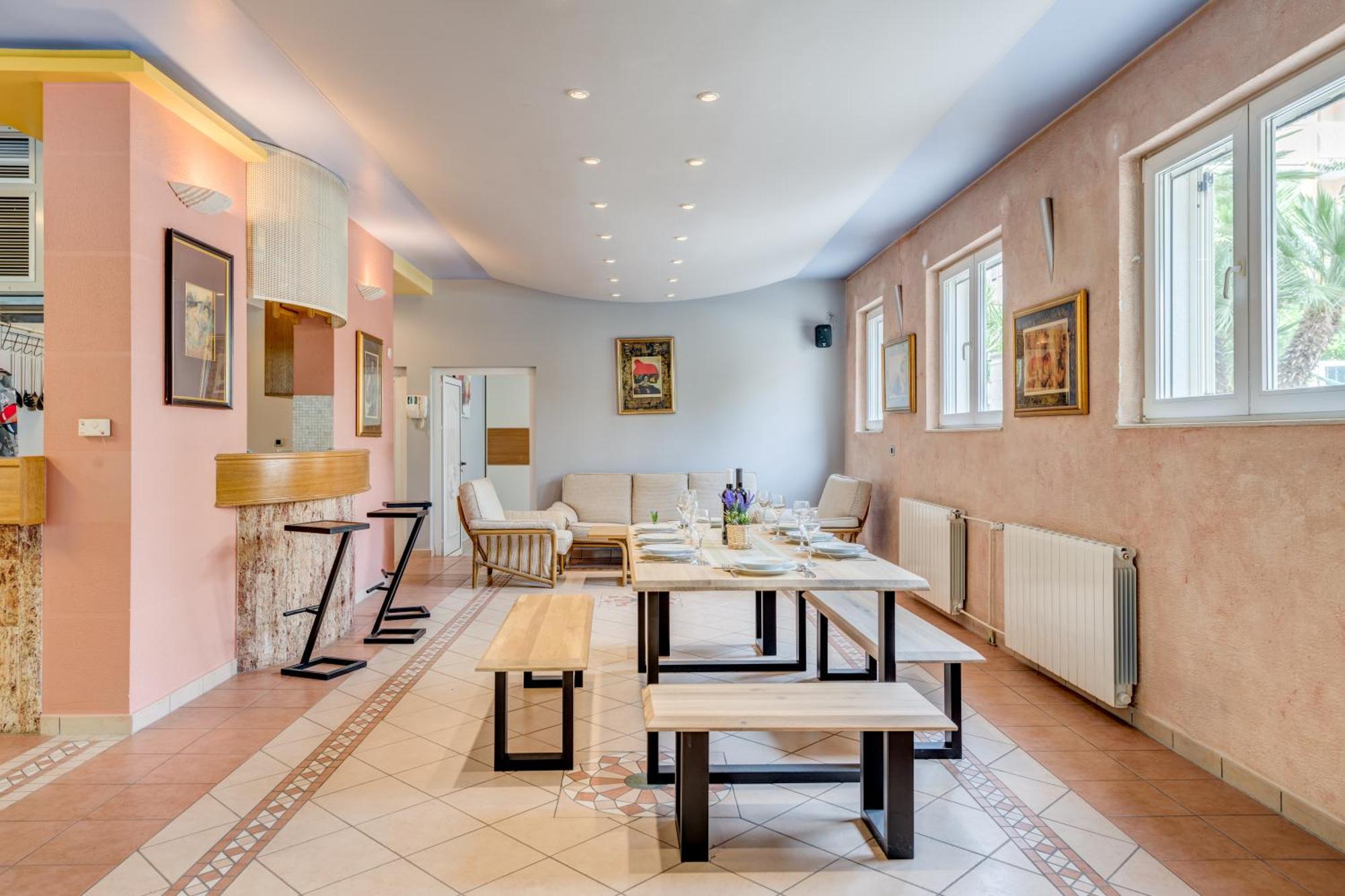 Blue Dolphin Apartment - Private Indoor Pool, Jacuzzi, Garden Split Luaran gambar