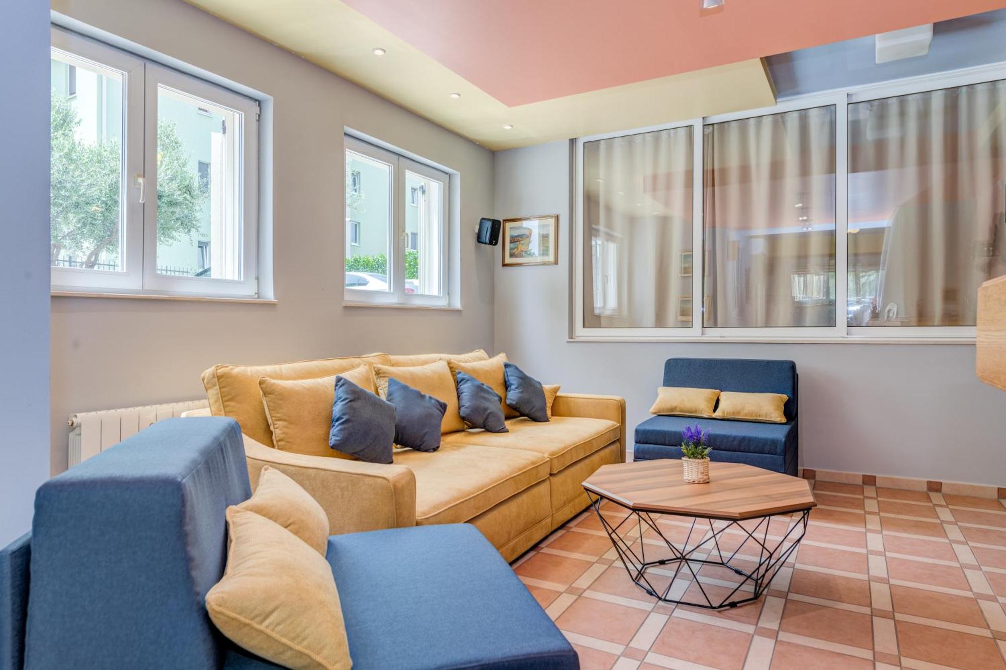 Blue Dolphin Apartment - Private Indoor Pool, Jacuzzi, Garden Split Luaran gambar