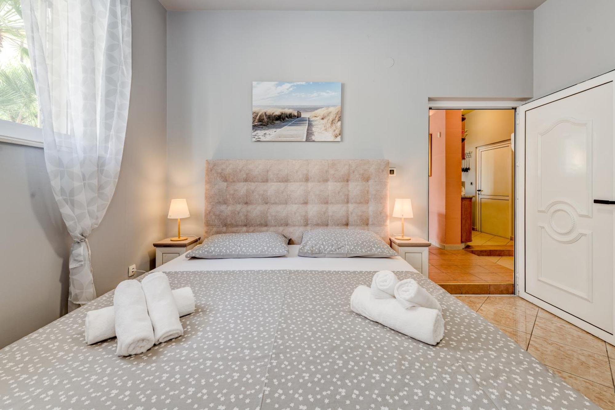 Blue Dolphin Apartment - Private Indoor Pool, Jacuzzi, Garden Split Luaran gambar