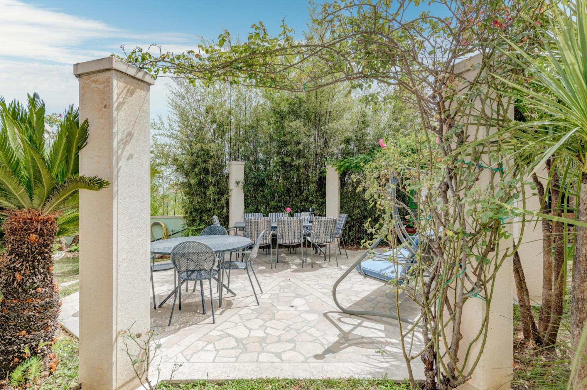 Blue Dolphin Apartment - Private Indoor Pool, Jacuzzi, Garden Split Luaran gambar