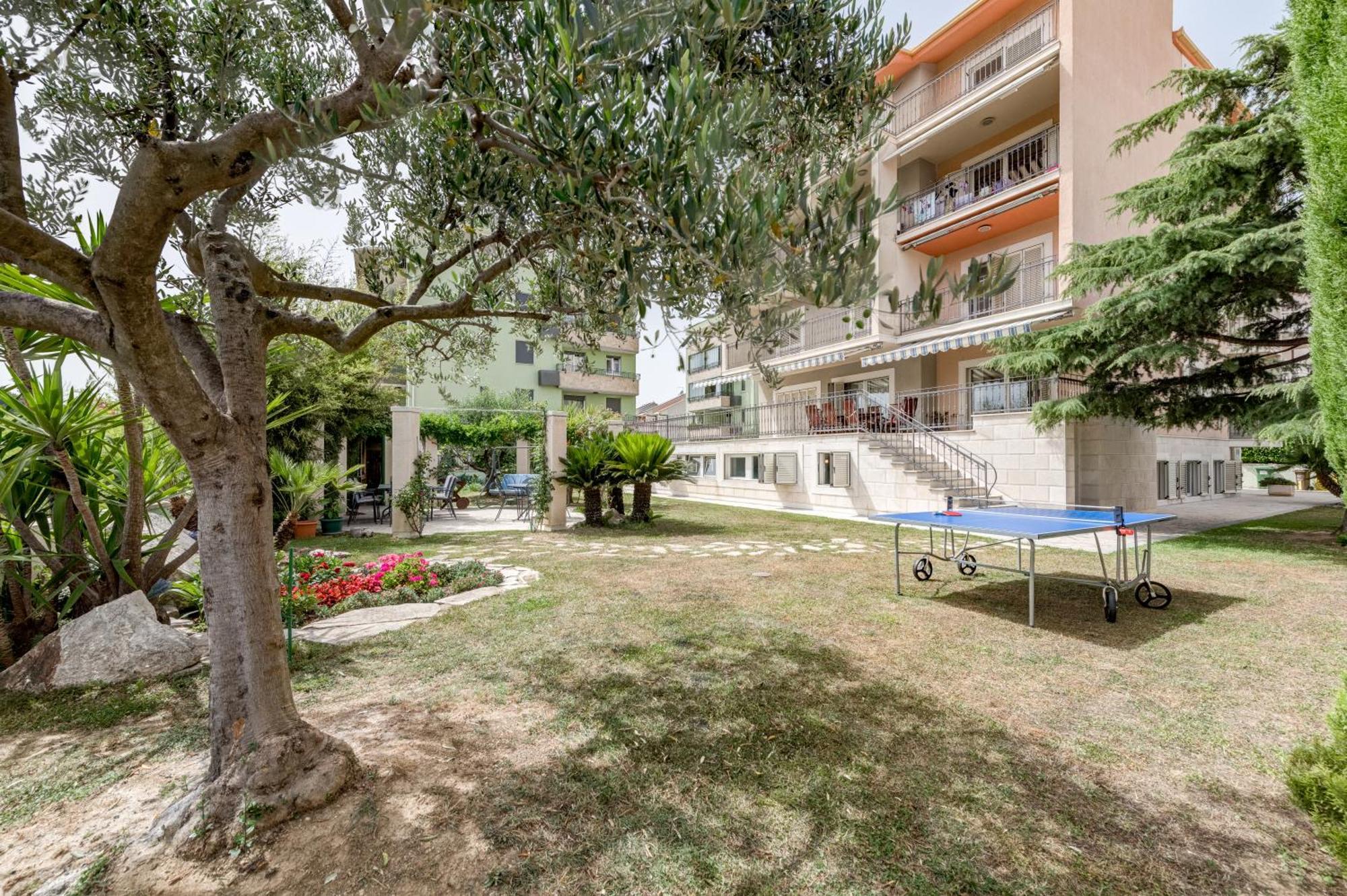 Blue Dolphin Apartment - Private Indoor Pool, Jacuzzi, Garden Split Luaran gambar
