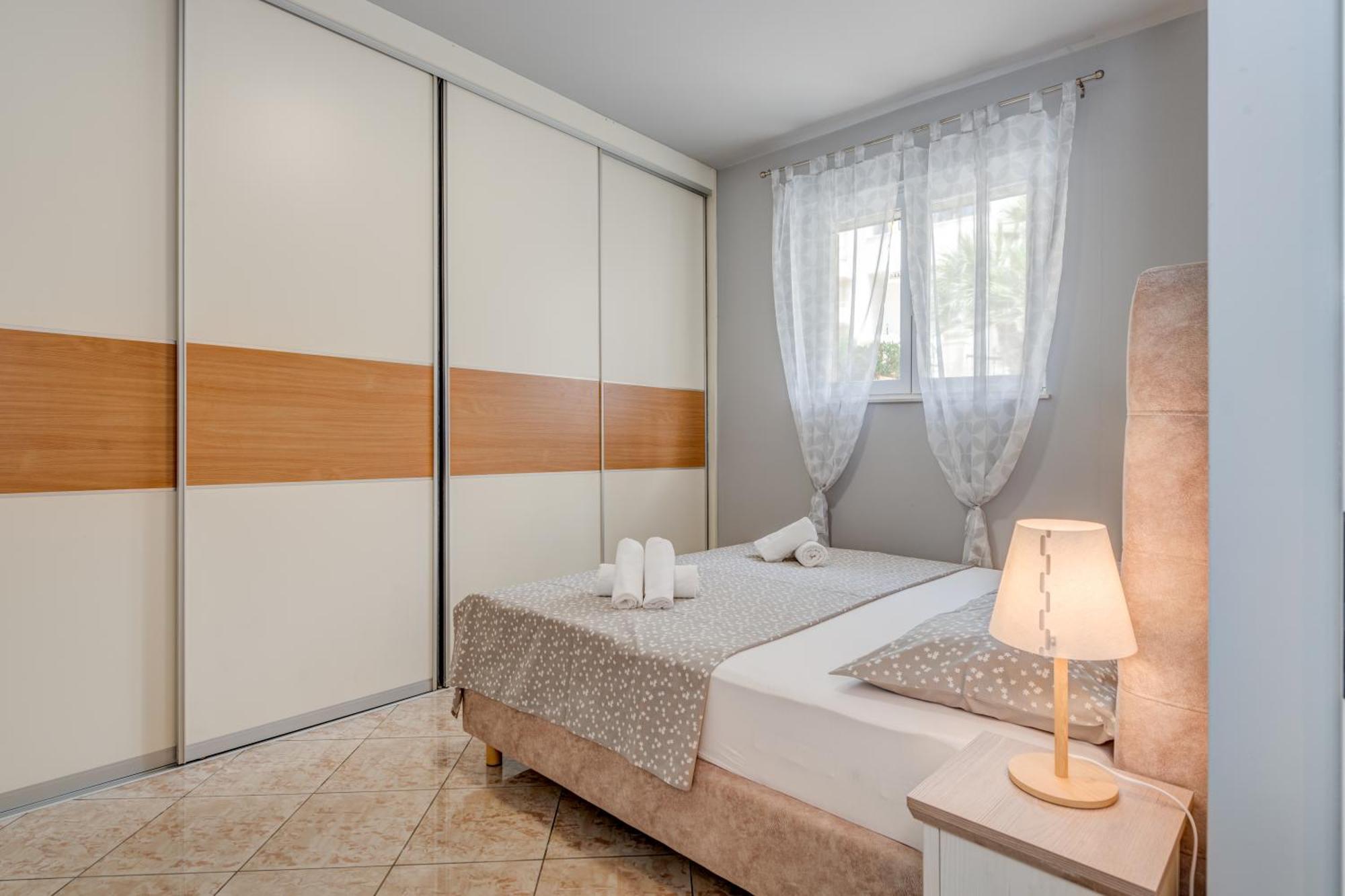 Blue Dolphin Apartment - Private Indoor Pool, Jacuzzi, Garden Split Luaran gambar