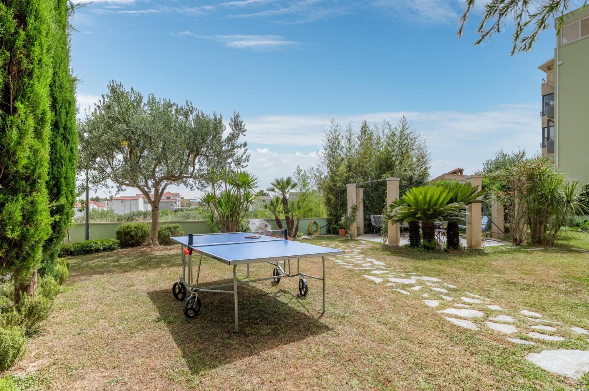 Blue Dolphin Apartment - Private Indoor Pool, Jacuzzi, Garden Split Luaran gambar