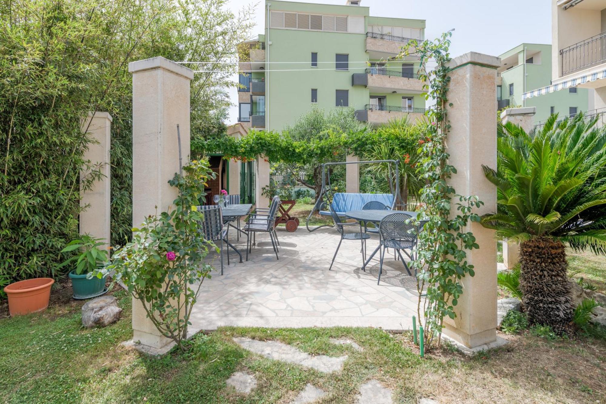 Blue Dolphin Apartment - Private Indoor Pool, Jacuzzi, Garden Split Luaran gambar