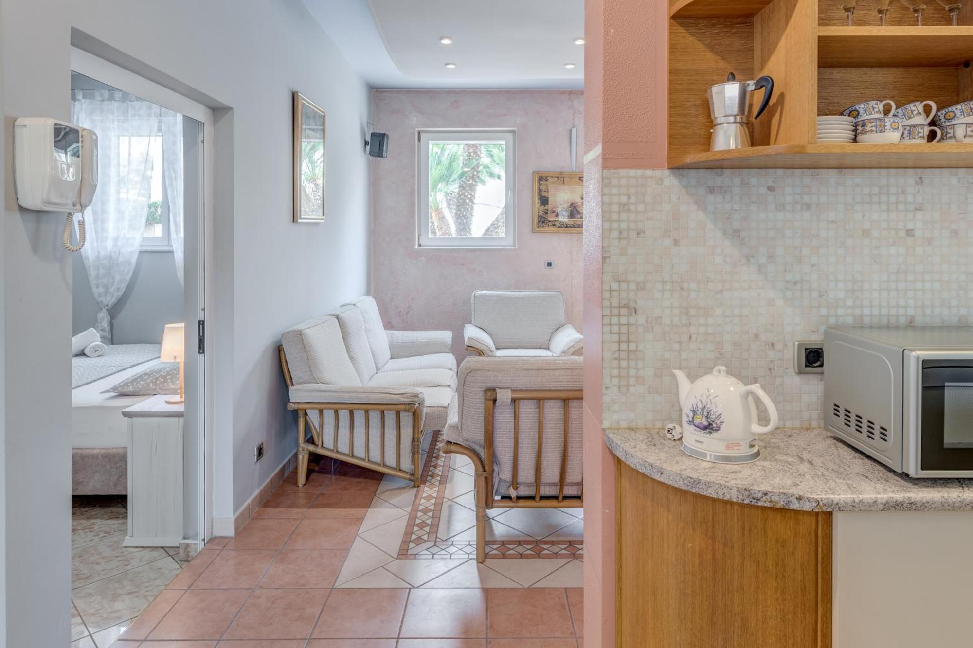 Blue Dolphin Apartment - Private Indoor Pool, Jacuzzi, Garden Split Luaran gambar