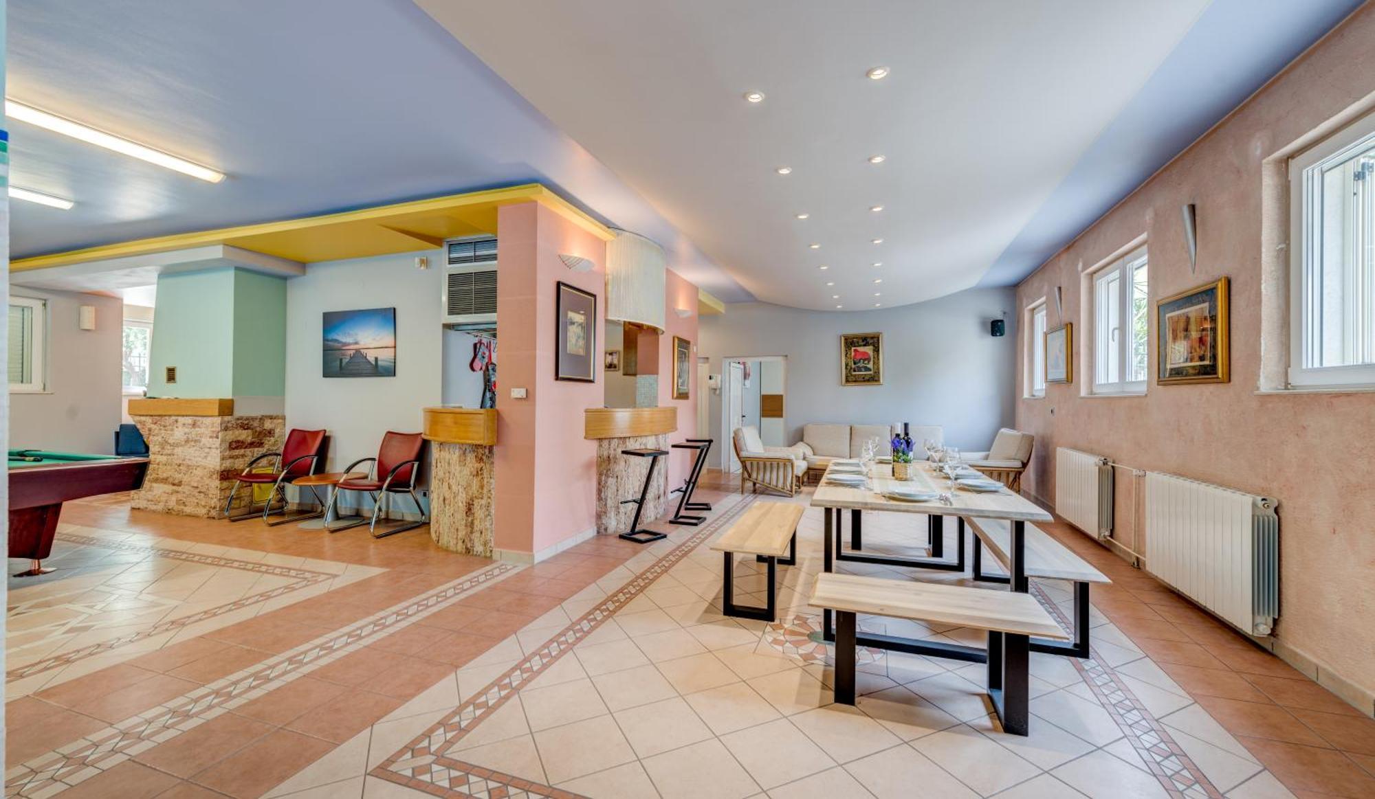 Blue Dolphin Apartment - Private Indoor Pool, Jacuzzi, Garden Split Luaran gambar