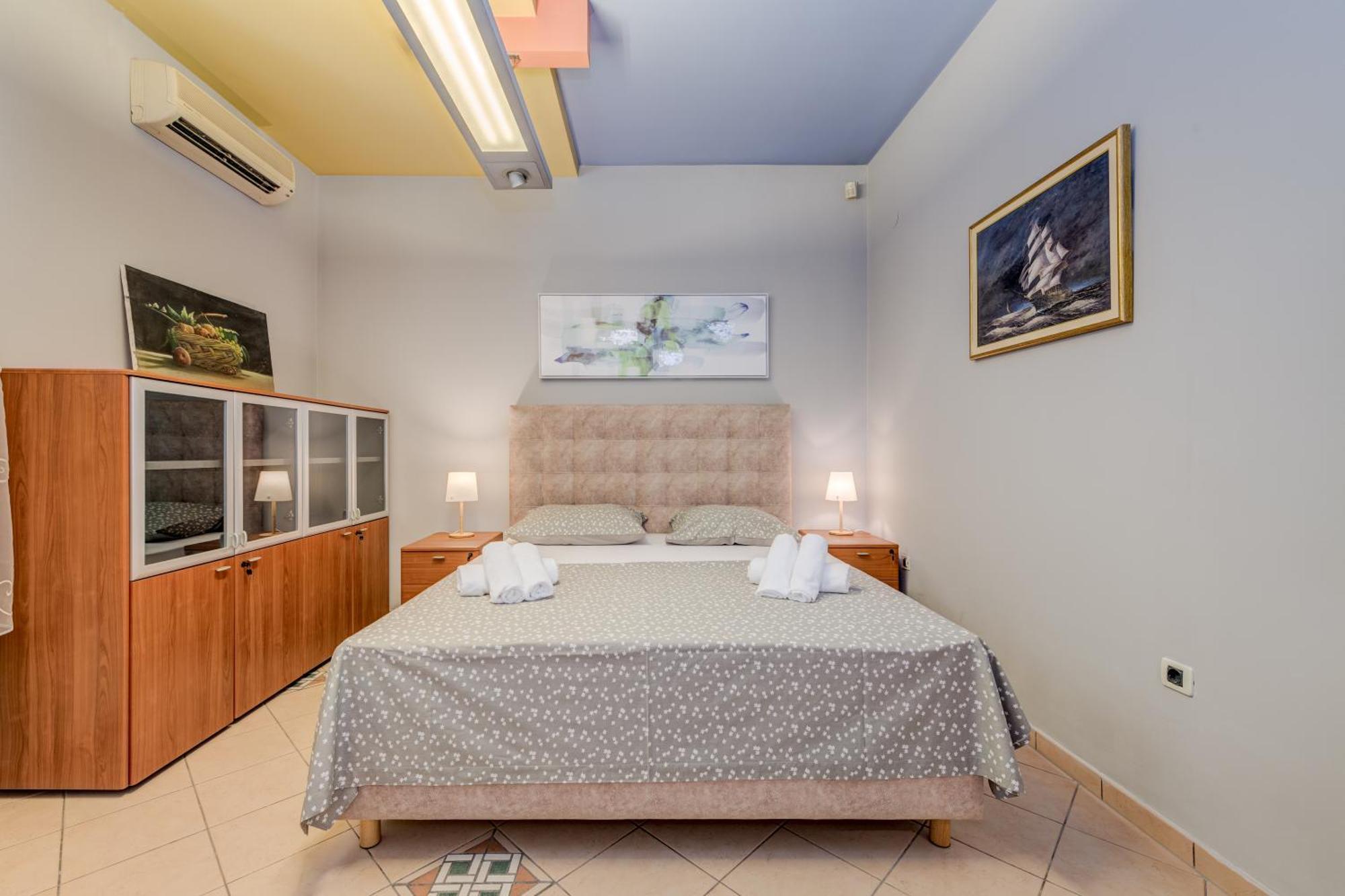 Blue Dolphin Apartment - Private Indoor Pool, Jacuzzi, Garden Split Luaran gambar