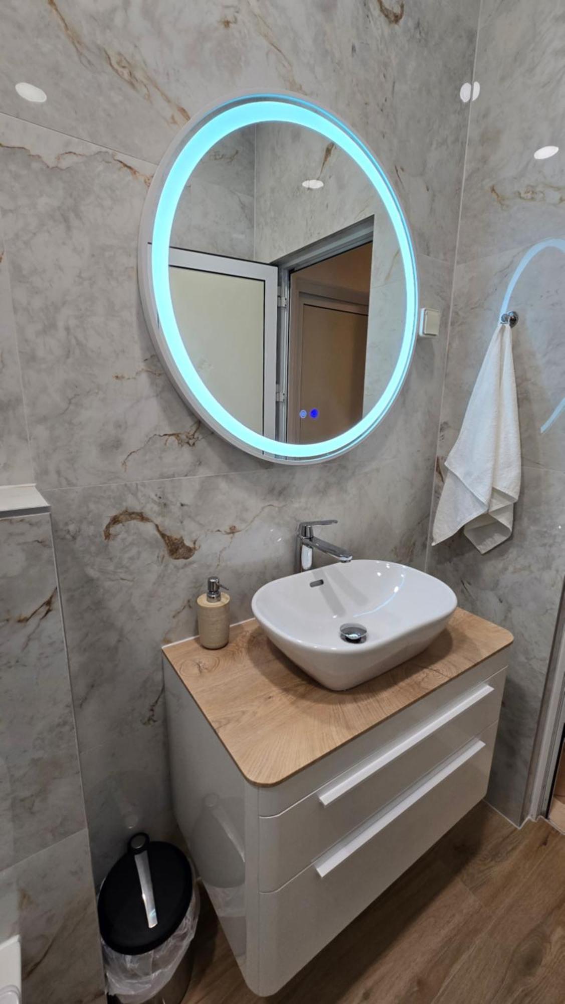 Blue Dolphin Apartment - Private Indoor Pool, Jacuzzi, Garden Split Luaran gambar
