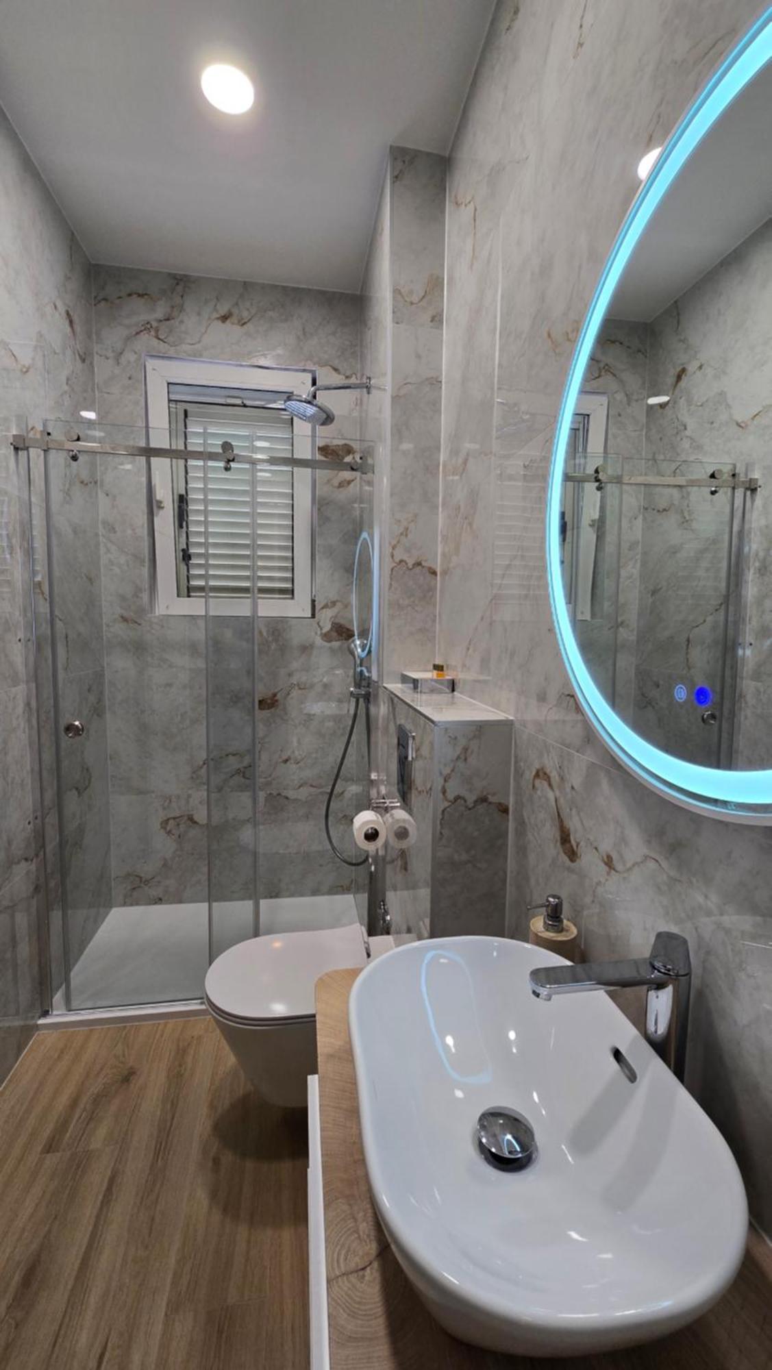 Blue Dolphin Apartment - Private Indoor Pool, Jacuzzi, Garden Split Luaran gambar