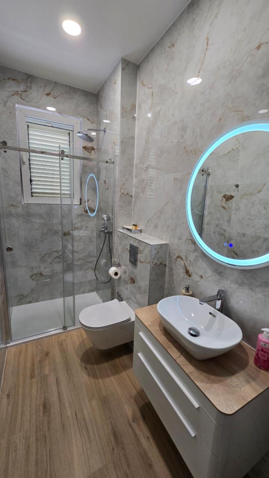Blue Dolphin Apartment - Private Indoor Pool, Jacuzzi, Garden Split Luaran gambar