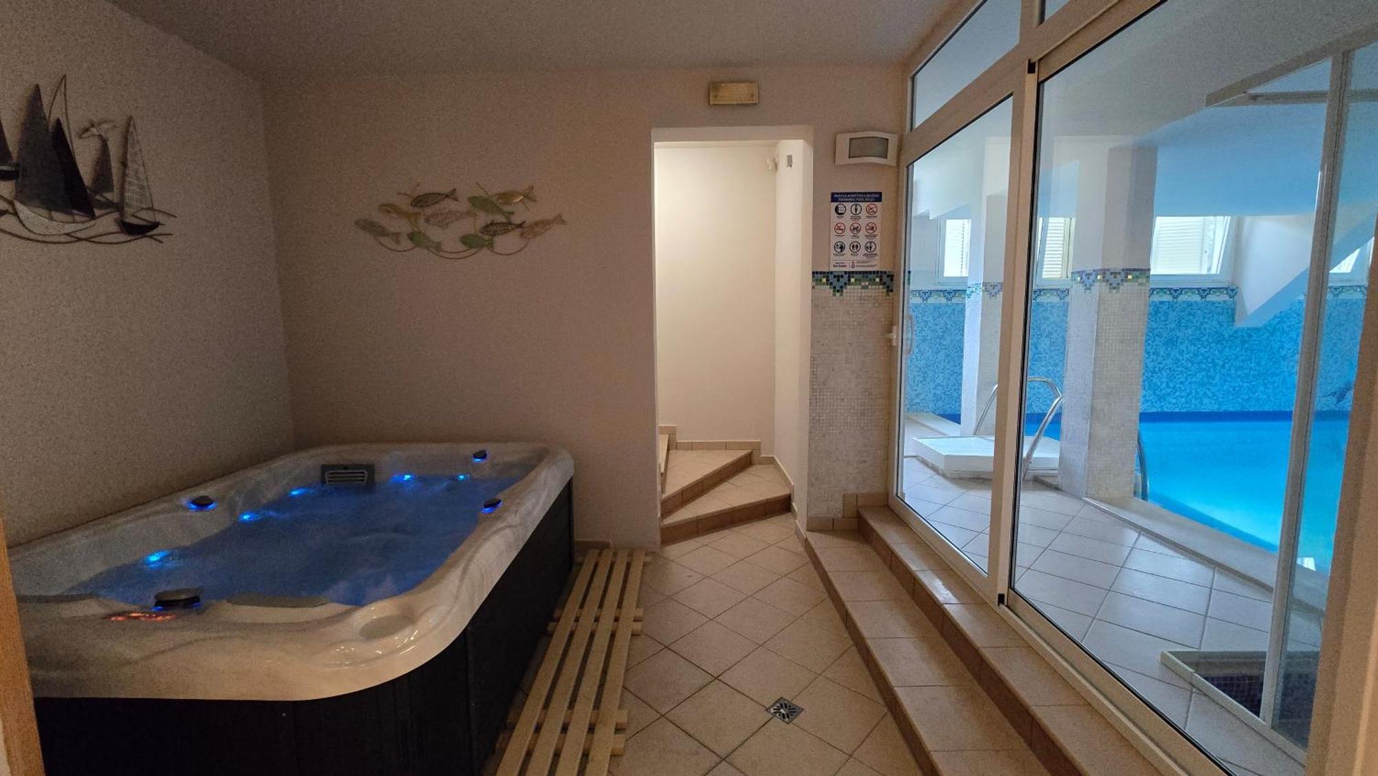Blue Dolphin Apartment - Private Indoor Pool, Jacuzzi, Garden Split Luaran gambar